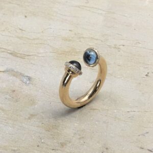 Anillo Oro Rosa Con Diamantes Talla Brillante y 2 Topacios Azules Talla Cabujón