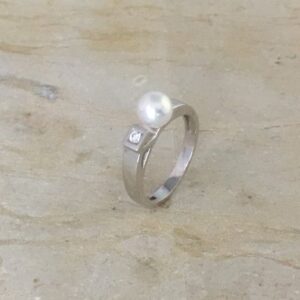 Anillo Oro Blanco Con Diamante Talla Brillante y Perla Cultivada