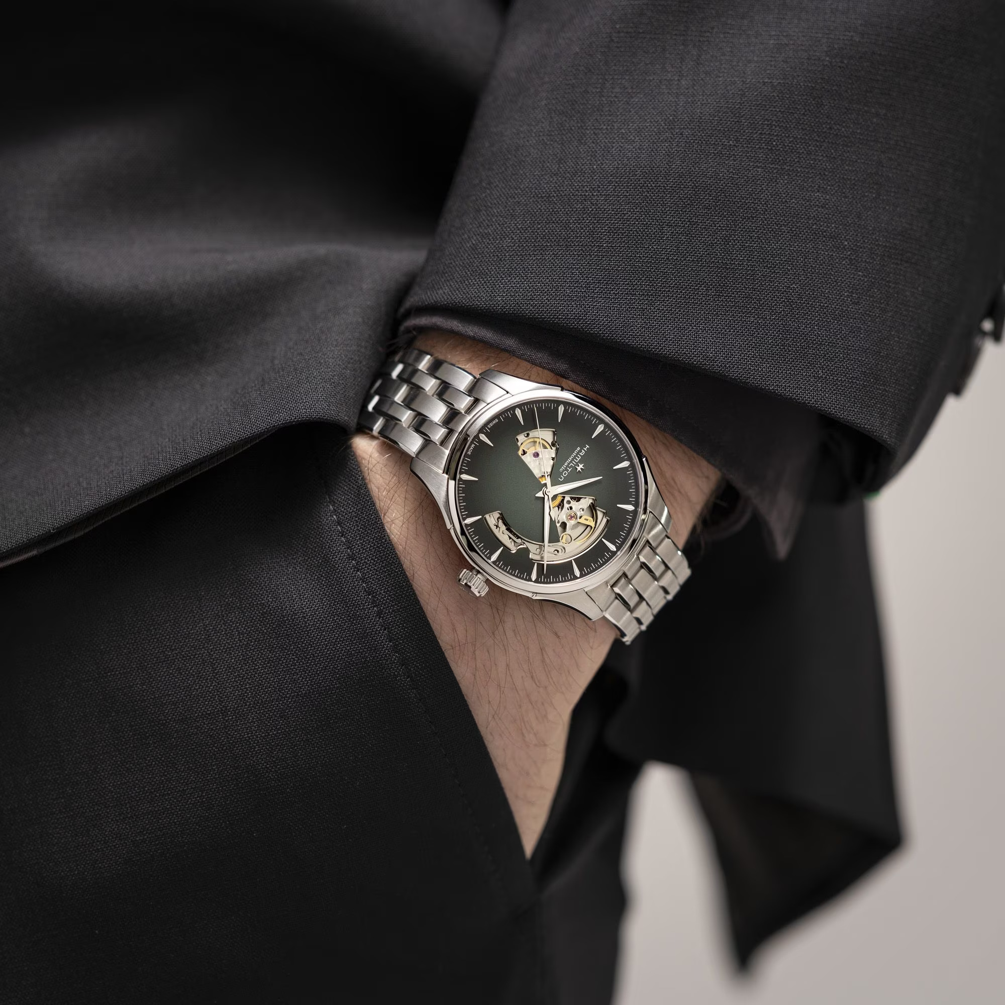 Reloj Hamilton Jazzmaster Open Heart Esfera Ahumada Verde Ref. H32675160 - Imagen 5